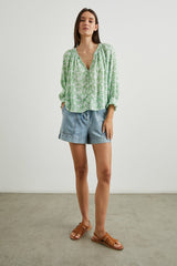 MARIAH TOP - GREEN TEXTURE FLORAL| Rails outlet